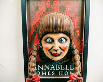 Annabelle – dekoracja 3D w czerwonej ramce | Ręcznie robiona sztuka grozy | The Frame Beyond