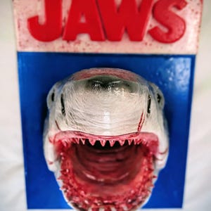 Riesiger Wand-Haifischkopf | 3D-Skulptur mit 50 cm Tiefe | Handbemalte Horror-Wanddekoration | Von Jaws inspiriert | The Frame Beyond