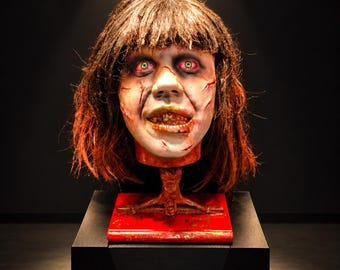 Regan uit The Exorcist 3D Horror Bust met Realistisch Haar – RELICS The Last Cut – Opera Collectie Boek Exorcismen The Frame Beyond