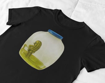 Funny Peeing Pickle Graphic T-Shirt: Silly Humor Gift