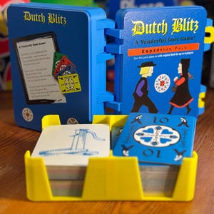 Caja de juego de cartas Dutch Blitz personalizada, impresa en 3D y UV. Estuche de almacenamiento con cierre a presión (cartas no incluidas).