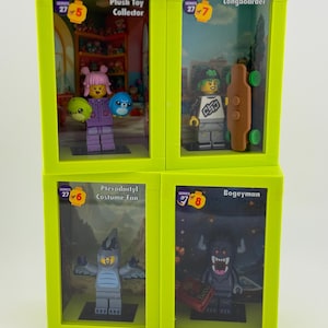 Może przedstawiać: Cztery gabloty na minifigurki Lego. Każda gablota jest w kolorze limonkowym i zawiera minifigurkę z tematycznym tłem. Motywy to: Kolekcjoner pluszaków, Longboarder, Fan kostiumu Pterodaktyla i Bogeyman. Każda gablota ma numer serii.