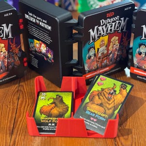 Caja de juego de cartas Dungeon Mayhem personalizada con impresión 3D y UV: estuche de almacenamiento seguro con cierre a presión (tarjetas no incluidas)
