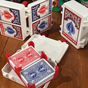Boîte de cartes à jouer pour vélo personnalisée imprimée en 3D et aux UV – Rangement sécurisé par encliquetage pour les decks rouges et bleus (cartes non incluses)