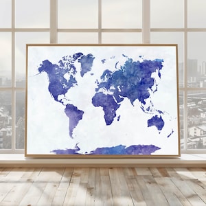 Puede incluir: Un mapa del mundo en acuarela enmarcado en tonos azules. El mapa se muestra sobre un fondo blanco, con un marco de madera. La obra de arte se encuentra frente a una ventana con vistas a la ciudad y suelo de madera.
