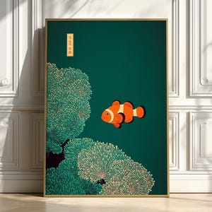 Könnte beinhalten: Ein gerahmter Kunstdruck mit einem stilisierten Clownfisch in Orange und Weiß vor einem tiefen tealfarbenen Hintergrund. Das Kunstwerk enthält grüne und cremefarbene korallenartige Formen und ein kleines rechteckiges Textfeld oben links. Der Rahmen ist goldfarben.