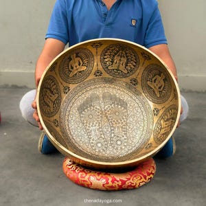 Buddha Füße Klangschale | Riesige stehende Klangschale | Handgemachte 7 Metall Meditation & Heilung Schale von Nadayoga