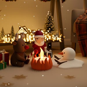 Knusse woonkamer vol kerstverlichting en cadeaus, met Santa, rendier en smeltende sneeuwpop bij kampvuur. Zachte plaid en decoratieve huisjes maken het geheel feestelijk en warm. Perfect als kerstcadeau of decorstuk.