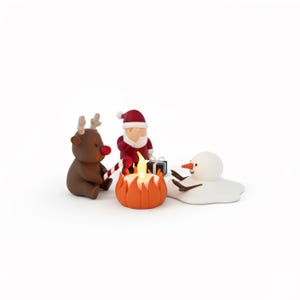 Minimalistische productfoto op witte achtergrond van grappige kerstdecoratie: Santa facepalm, rendier met zuurstokje en smeltende sneeuwpop bij LED-theelicht. Perfect voor Etsy-shops, duidelijk zichtbare details van het unieke kerstdesign.