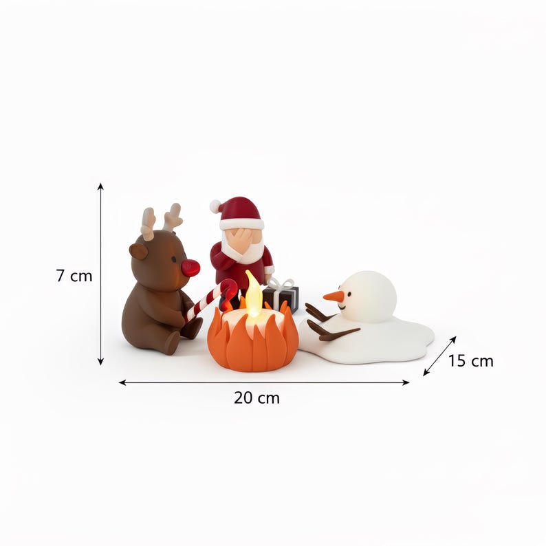 Duidelijke productfoto met afmetingen van het kerstdecorstuk: 20 cm breed, 15 cm diep en 7 cm hoog. Santa, rendier en smeltende sneeuwpop rond LED-kampvuur — compacte, grappige kerstdecoratie voor tafel of vensterbank.