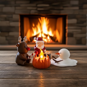 Santa, rendier en sneeuwpop rond een brandend theelicht bij een knisperend haardvuur. De vrolijke kerstsfeer en warme gloed maken dit grappige tafereel ideaal als decoratie voor woonkamer of kersttafel. Unieke kerstdecoratie handgemaakt met humor.