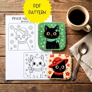 Könnte beinhalten: Auf einem Holztisch liegen ein PDF-Muster mit Katzenillustrationen, zwei bestickte Katzenuntersetzer und eine Tasse Kaffee. Die Untersetzer zeigen schwarze Katzen mit Hüten und Schleifen, umgeben von Blumendesigns. Der Text "PDF PATTERN" ist sichtbar.