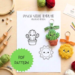 Puede incluir: Imagen artesanal con un "PUNCH NEEDLE TEMPLATE" de Poko Design. La imagen incluye un patrón PDF, un llavero de cactus verde y un llavero de sol amarillo. Los llaveros de cactus y sol están hechos de hilo.