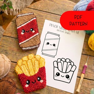 Puede incluir: Una mesa de madera muestra una alfombra hecha a mano de una lata de refresco y papas fritas, junto con un patrón PDF impreso. Los diseños de la alfombra presentan caras sonrientes. El patrón PDF incluye el texto "PUNCH NEEDLE TEMPLATE BY POPO DESIGN".