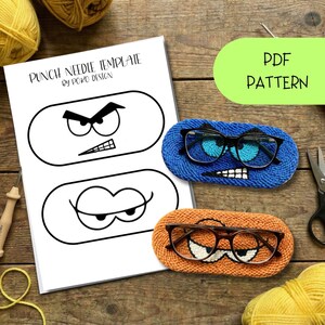 Op de afbeelding: Een PDF-patroon voor punch needle-projecten. De afbeelding toont een sjabloon met cartoon oogontwerpen en twee afgewerkte brillenkokers, één blauw en één oranje, elk met een gezichtsontwerp. De tekst "PDF PATTERN" staat in een groene rechthoek.