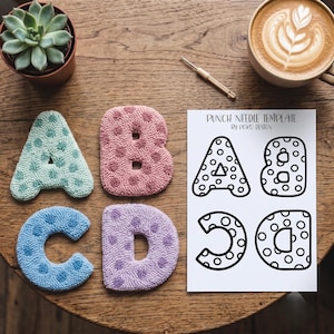 Könnte beinhalten: Vier getuftete Stoffbuchstaben A, B, C und D in Pastellminze, Rosa, Blau und Lavendel mit Punktemustern, neben einem weißen Papierblatt mit der Aufschrift PUNCH NEEDLE TEMPLATE BY POKO DESIGN und schwarzen Umrisszeichnungen der Buchstaben.