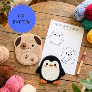 Könnte beinhalten: Handgefertigte Punch-Needle-Kunstwerke mit einem hellbraunen Welpen und einem schwarz-weißen Pinguin. Eine Papiervorlage mit Pinguin- und Welpenmotiven befindet sich neben den fertigen Teilen. Der Text "PDF PATTERN" steht in einer blauen Sternform.