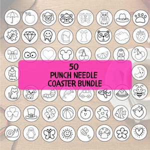 Puede incluir: Un conjunto de 50 diseños de posavasos para punch needle, cada uno de forma circular con fondo blanco y dibujo lineal negro. Los diseños incluyen varios objetos y animales, como un paraguas, una manzana y una mariposa. El texto "50 PUNCH NEEDLE COASTER BUNDLE" se muestra sobre un fondo rosa.