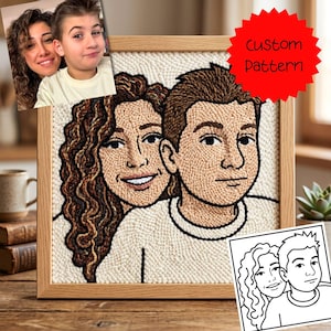 Peut inclure: Un portrait encadré d'un couple, créé avec une technique texturée et cousue. L'œuvre est dans un cadre en bois clair, avec les mots "Custom Pattern" sur une étoile rouge. Un petit dessin au trait en noir et blanc est inclus.