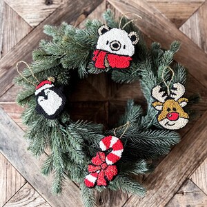 patrón aguja mágica
aguja mágica pdf
bastón de caramelo
plantilla de navidad
caramelo diy pdf
adorno menta pdf
arte festivo pdf
adorno lazo rojo
patrón deco árbol
manualidad navidad
patrón rug hooking
plantilla tufting
aguja mágica fácil
descarga digital
deco navidad pdf
arte dulce aguja
adorno árbol navidad
deco navidad diy
patrón imprimible
aguja mágica pdf
patrón lana diy
plantilla bordado
navidad hecha a mano
manualidad invierno
aguja mágica fiesta