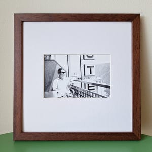 Foto originale incorniciata degli anni '70 / Uomo con occhiali da sole in vacanza / Estetica retrò vintage da hotel
