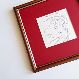 Oprawiony rysunek liniowy z lat 70. z książki poetyckiej | Przytulająca się para z motywem oceanu | Minimalistyczna romantyczna sztuka ścienna