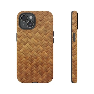 Puede incluir: Una funda para teléfono con un patrón tejido de aspecto natural en tonos marrones y beige. La funda tiene un borde negro y se muestra desde el frente y el lateral, destacando la textura y el diseño. La funda está diseñada para un teléfono inteligente.