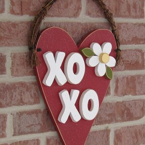 RED HANGING HEART xoxo for valentine, february, door and home wall hanging decor Bild 1