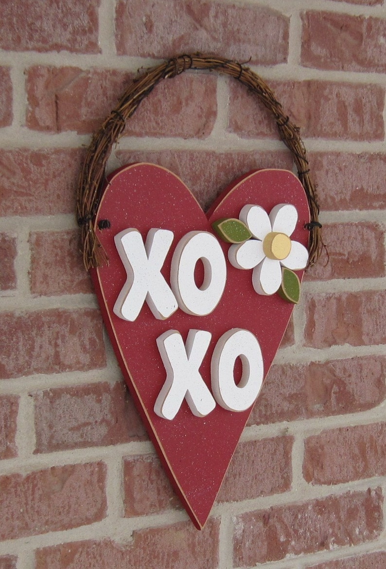 RED HANGING HEART xoxo for valentine, february, door and home wall hanging decor Bild 1