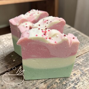Savon Melon d'eau, watermelon, handmade soap, fait main, savon frais, estival, argile, soie afbeelding 1