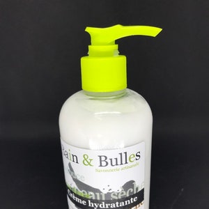 Może przedstawiać: Biała butelka kremu do rąk z zieloną pompką i czarną i białą etykietą z napisem "Bain & Bulles Savonnerie artisanale Cr&egrave;me hydratante peau s&egrave;che".