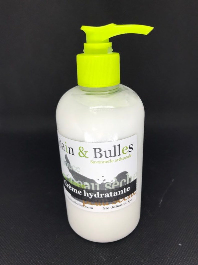 Może przedstawiać: Biała butelka kremu do rąk z zieloną pompką i czarną i białą etykietą z napisem "Bain & Bulles Savonnerie artisanale Cr&egrave;me hydratante peau s&egrave;che".
