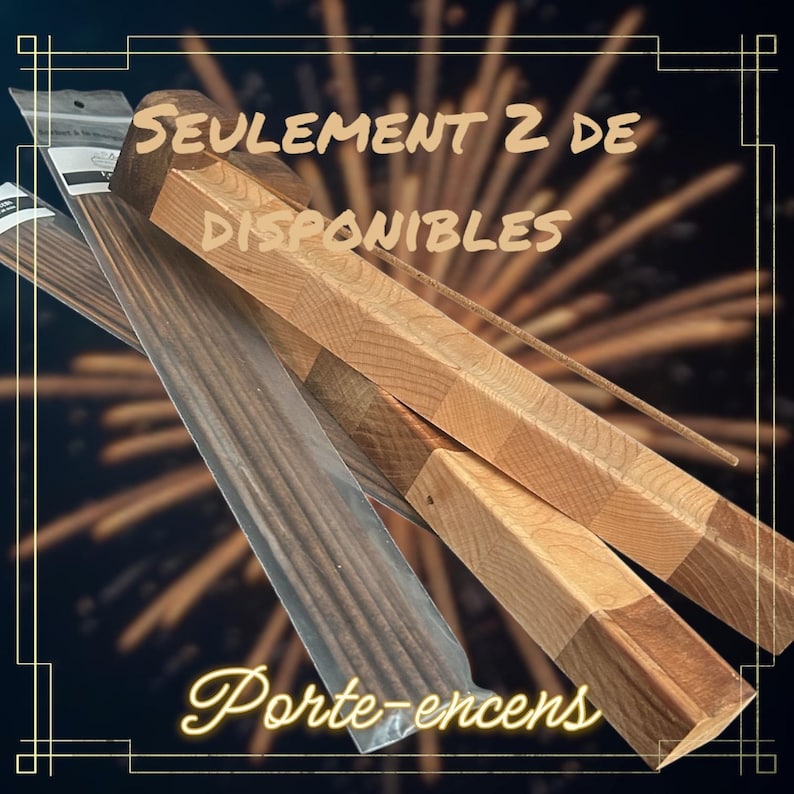 Puede incluir: Dos porta inciensos de madera con un paquete de varillas de incienso. Los porta inciensos est&aacute;n hechos de madera clara y oscura y tienen un patr&oacute;n geom&eacute;trico. El texto "SEULEMENT 2 DE DISPONIBLES" es visible en los porta inciensos. El texto "Porte-encens" es visible en la parte inferior de la imagen.