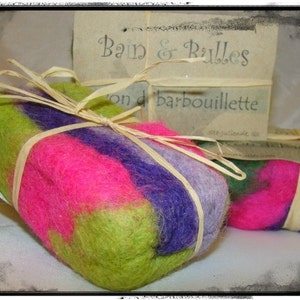 May include: Two colorful felted soap bars with green, pink, and purple stripes. The soap bars are tied with natural twine and labeled "Bain & Bulles" and "on de barboullette".
