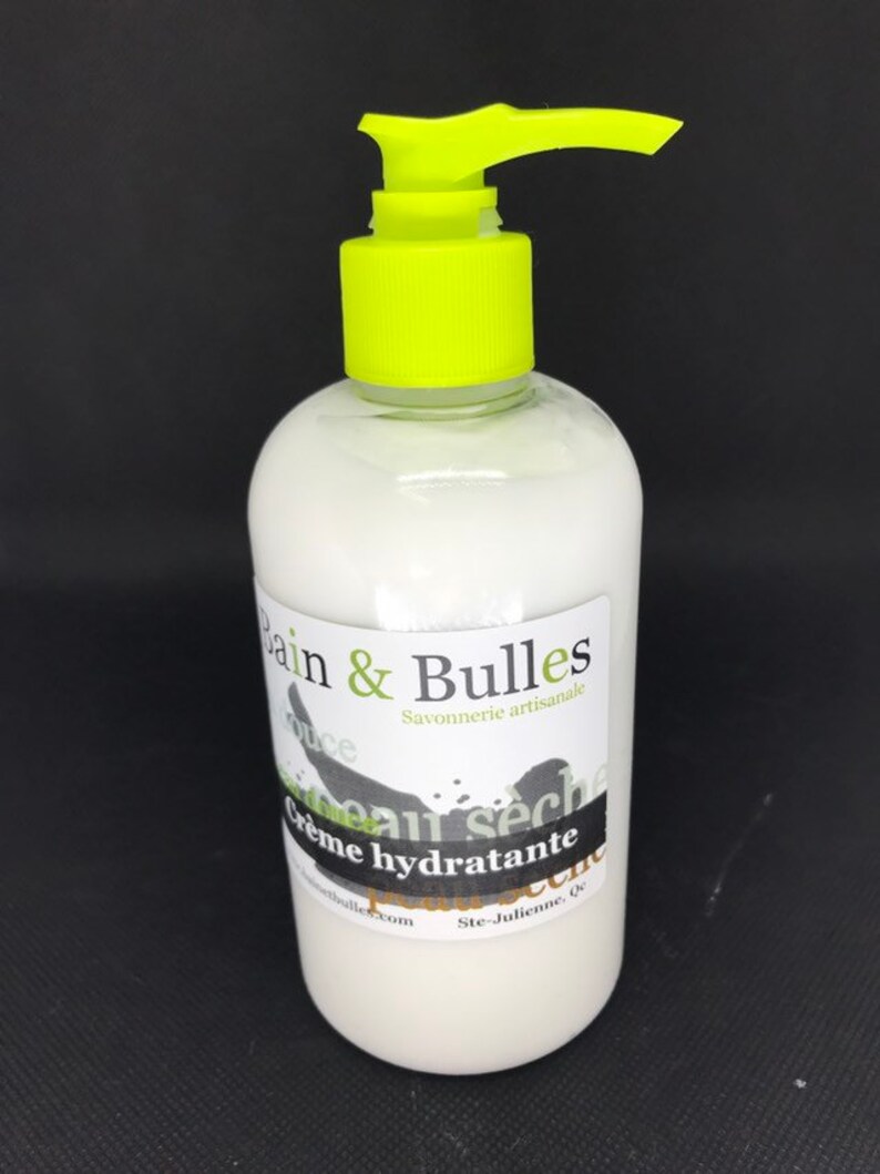 May include: A white bottle with a green pump dispenser and a black and white label that reads "Bain & Bulles Savonnerie artisanale Creme hydratante peau seche".