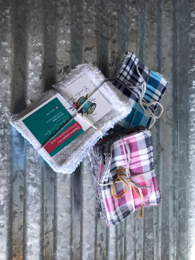 Op de afbeelding: Drie sets herbruikbare make-up remover pads, gebonden met touw. De pads zijn gemaakt van verschillende stoffen, waaronder wit badstof, blauw-wit geruit en roze-wit geruit. De sets zijn verpakt met een visitekaartje waarop staat "Creation Tha", "Cr&eacute;ations uniques faites de tissus r&eacute;cup&eacute;r&eacute;s et neufs", "Nathalie Croneller", "514.312.4245", "Thale4@hotmall.com", "Information Sale".