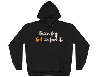 Könnte beinhalten: Schwarzer Kapuzenpullover mit dem Text "Dream big, God can fund it" in weißer und orangefarbener Schrift. Der Pullover hat eine Kapuze mit Kordelzug und eine Vordertasche. Ein lässiges, bequemes Kleidungsstück.