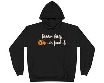 Könnte beinhalten: Schwarzer Kapuzenpullover mit dem Text "Dream big, Allah can fund it" in weißer und orangefarbener Schrift. Der Hoodie hat einen Kordelzug und eine Vordertasche. Der Pullover ist aus weichem Material.