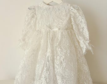 Vestido de batizado de renda Chantilly com mangas compridas e aplicações de pérolas, ideal para bebês e daminhas de honra.