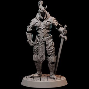 Könnte beinhalten: Eine graue, detaillierte Miniaturfigur eines Ritters in verzierter Rüstung mit einem gehörnten Helm und einem Schwert in der Hand. Der Ritter steht auf einem runden Sockel.