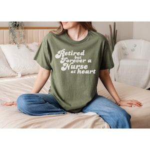 Im Ruhestand, aber für immer eine Krankenschwester im Herzen Baumwoll-T-Shirt, Ruhestandsgeschenk für Krankenschwester