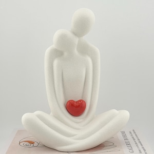 Romantic Couple Statue – Ceramic Lovers Figurine with Heart – Modern Anniversary Gift, Wedding Decoration & Home Decor
