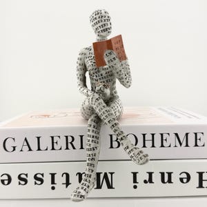 Scultura moderna di lettura – Statua astratta in resina per amanti dei libri – Decorazione letteraria per casa e ufficio, ornamento per libreria, regalo unico per lettori