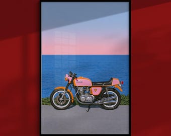 Café-Racer-Poster: Vintage-Motorrad auf einer dunklen Küstenstraße, Retro-Garage-Wandbild