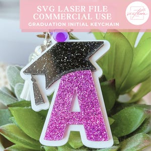 Chaveiro de Formatura SVG | Presente Personalizado para Formandos | Inicial com Capuz de Formatura em Arquivo a Laser | Chaveiro de Acrílico SVG | Lembrança de Formandos
