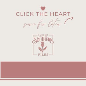 以下が含まれることがあります： ライトベージュのグラフィックで、ダークピンクのハートアイコンの下に「CLICK THE HEART」と「save for later」の文字、そして矢印が描かれています。その下には長方形の枠があり、「A WEE BIT SOUTHERN FILES」という文字とアザミのイラストが配置されています。