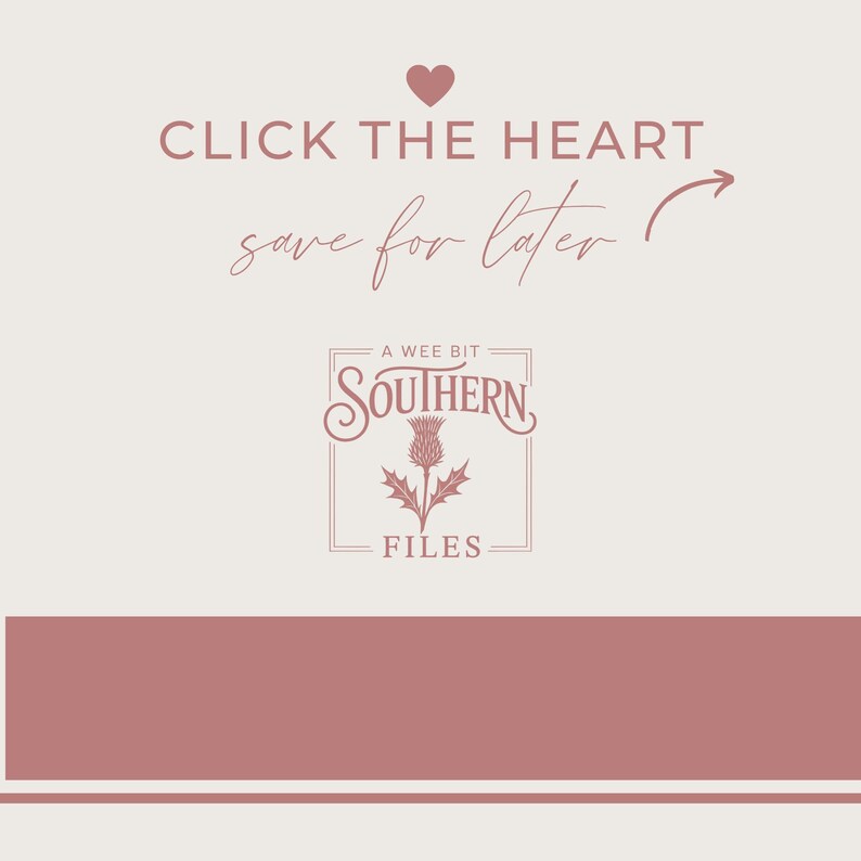以下が含まれることがあります： ライトベージュのグラフィックで、ダークピンクのハートアイコンの下に「CLICK THE HEART」と「save for later」の文字、そして矢印が描かれています。その下には長方形の枠があり、「A WEE BIT SOUTHERN FILES」という文字とアザミのイラストが配置されています。