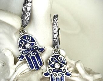 Pendientes de plata de ley con forma de mano de Fátima y circonitas cúbicas.