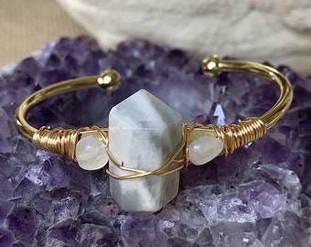 Brazalete de cobre envuelto en alambre con piedra lunar blanca de doble punta