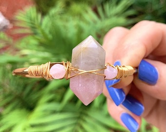 Brazalete de cobre con alambre envuelto y cuarzo rosa de doble punta